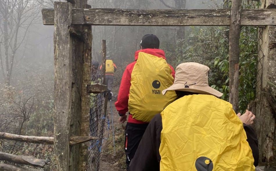 Balo trekking chống nước: mưa rừng khác mưa phố ra sao