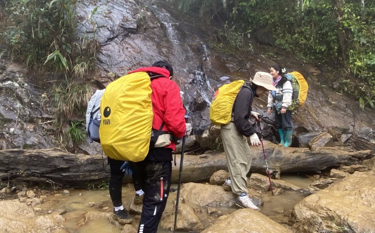 Balo chống nước: chuẩn nào đo được, chữ nào quảng cáo
