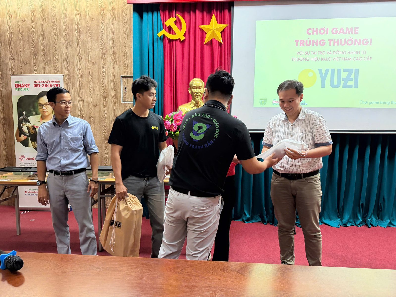 Đại diện Yuzi và Viet Snake Rescuer trao quà tại hội thảo về nọc độc tự nhiên