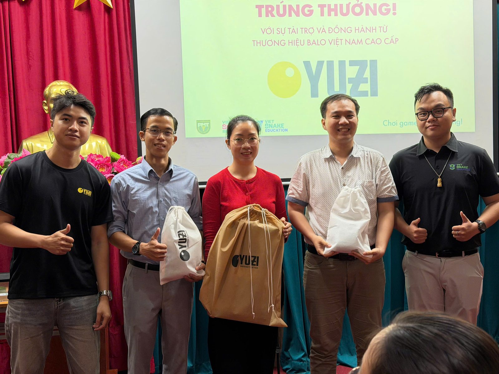Yuzi trao quà cho các bác sĩ tham dự International Workshop on Natural Toxins