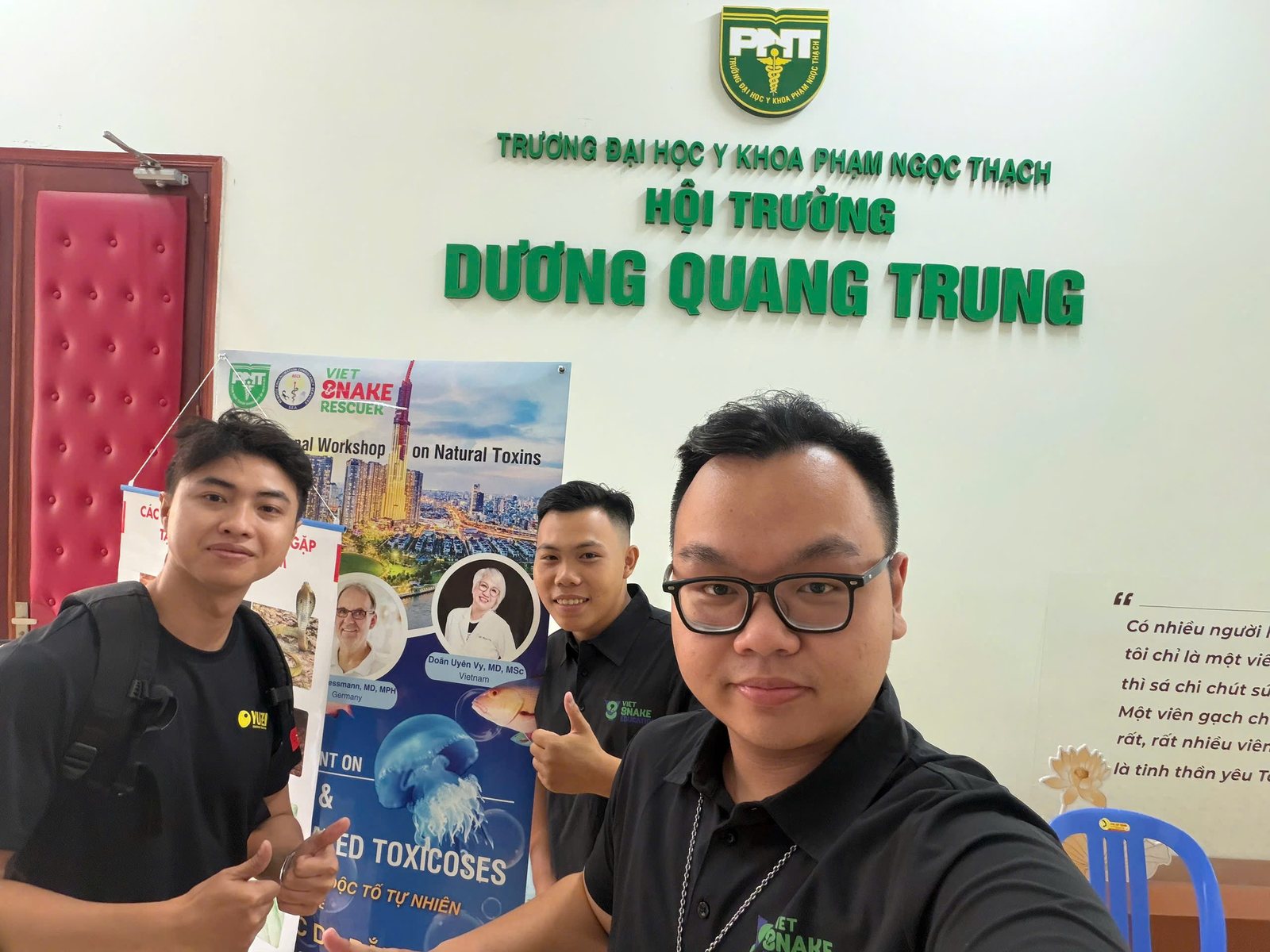 Đại diện Yuzi và Viet Snake Rescuer tại hội trường Dương Quang Trung, Đại học Y khoa Phạm Ngọc Thạch